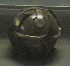 Blaue 54-Mine: Die Mine wird
                                    haupts�chlich im freien Gel�nde
                                    gegen Personen und Tiere eingesetzt,
                                    um Wunden zu verursachen.