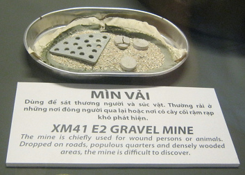 Sandmine XM41-E2:
                                    Die Mine (Sandmine XM41-E2) wird
                                    haupts�chlich gegen Personen und
                                    Tiere eingesetzt, um Wunden zu
                                    verursachen. Sie wird auf Strassen,
                                    in bev�lkerungsreiche Quartiere und
                                    in Gegenden mit vielen B�umen
                                    abgeworfen, wo man sie nur schwer
                                    finden kann. Wunden zu verursachen.
                                    Sie wird auf Strassen, in
                                    bev�lkerungsreiche Quarteire und in
                                    Gegenden mit vielen B�umen
                                    abgeworfen, wo man sie nur schwer
                                    finden kann.