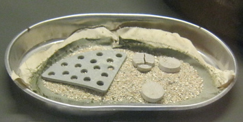 Sandmine XM41-E2:
                                    Die Mine (Sandmine XM41-E2) wird
                                    haupts�chlich gegen Personen und
                                    Tiere eingesetzt, um Wunden zu
                                    verursachen. Sie wird auf Strassen,
                                    in bev�lkerungsreiche Quartiere und
                                    in Gegenden mit vielen B�umen
                                    abgeworfen, wo man sie nur schwer
                                    finden kann.