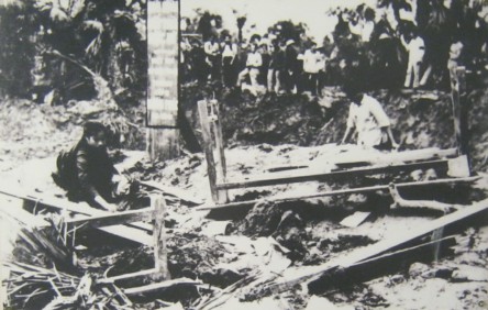 Ha Tinh:
                                  Die kriminelle Pentagon-NATO
                                  bombardierte am 9. Februar 1966 in der
                                  zentralvietnamesischen Provinz Ha Tinh
                                  die Mittelschule "Huong
                                  Phuc" und provozierte damit 33
                                  Tote und 24 Verletzte