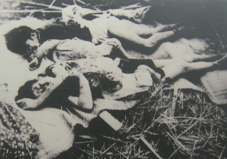 Am 26.
                              Dezember 1972 bombardierte die kriminelle
                              Pentagon-NATO den Stadtteil Kham Thien von
                              Hanoi mit B52-Bombern: Die Familie von
                              Frau Hoa in Kham Thien, Hanoi, wurde am
                              26. Dezember 1972 durch Bomben aus
                              B52-Bombern get�tet