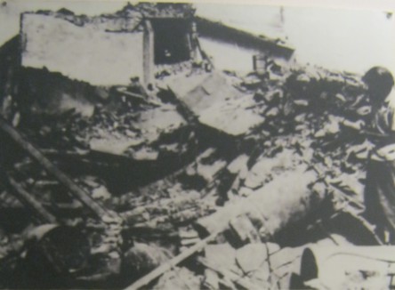 Die kriminelle
                                      Pentagon-NATO bombardierte in
                                      Hanoi am 27. Juni 1972 einen
                                      Wohnblock