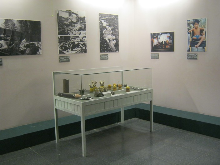 Minen im Vietnamkrieg-
                              Minentisch 02 mit Anti-Personenminen - und
                              Minenopfer