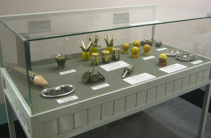 Die
                                          Vitrine mit den
                                          Anti-Personenminen