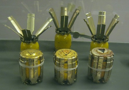 Anti-Personen-Bomben
                                  (Antipersonenminen) BLU-3-B: Die
                                  BLU/3/B-Bombe wurde f�r Angriffe auf
                                  motorisierte Fahrzeuge und Z�ge
                                  verwendet. Personen und Tiere wurden
                                  durch die herumfliegenden Teile
                                  gewaltig verletzt, die in einem
                                  Umkreis von 10 bis 15m aus allen
                                  Richtungen kamen.