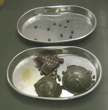 Bruchst�cke einer
                                  Anti-Personenbombe (Antipersonenmine)
                                  BLU46