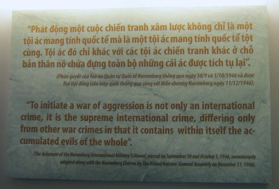 Einen
                                Aggressionskrieg zu f�hren wurde in
                                N�rnberg 1946 als Kriegsverbrechen
                                verurteilt: "Einen Aggressionskrieg
                                zu beginnen ist nicht nur ein
                                internationales Verbrechen, sondern es
                                ist das H�CHSTE INTERNATIONALE
                                VERBRECHEN, das sich von anderen
                                Kriegsverbrechen nur dadurch
                                unterscheidet, dass darin die
                                teuflischen Elemente als Ganzes
                                kombiniert sind. Das Urteil des
                                N�rnberger Internationalen
                                Milit�rtribunals, das am 30. September
                                und 1. Oktober 1946 gesprochen wurde.
                                Diese Aussage wurde von der
                                UNO-Generalversammlung am 11. Dezember
                                1946 mitsamt dem N�rnberger Urteil
                                einstimmig �bernommen."