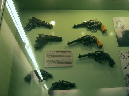 Revolver im
                              Vietnamkrieg: Pistolen (Revolver):
                              "US"-Polizei und Offiziere
                              hatten oft so einen Colt 45 oder einen
                              lang oder kurzr�hrigen Rouleau, auch die
                              einstige Saigon-Armee zum Selbstschutz und
                              die Kommandanten im Kampf. Aber diese
                              Waffe wurde auch zur Ermordung
                              Unschuldiger verwendet.
