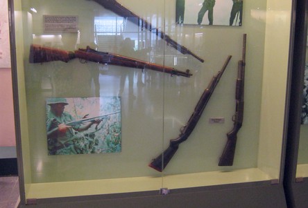 Vietnamkrieg:
                              Gewehr Garand M1 und eine Schrotflinte