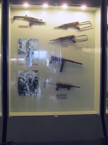 Vitrine mit Gewehren
                              des Vietnamkriegs