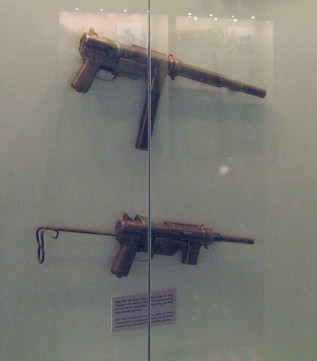 Vietnamkrieg: Leichte
                                Maschinengewehre M3A1: Das leichte
                                Maschinengewehr M3A1: Es ersetzte das
                                schwere Thompson-Gewehr. Es war f�r die
                                bewaffneten Polizei-Feldeinheiten und
                                f�r �rtliche Truppen gebaut, die es in
                                Gefechten und T�tungsaktionen
                                benutzten.