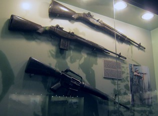 Das leichte
                              Garand-Maschinengewehr M14 war eine
                              Weiterentwicklung des Garand M1. Das
                              Gewehr Garand M14 kam in zwei Versionen,
                              die Standardversion M14 und die Version
                              M14E2. Beide Modelle k�nnen im
                              halbautomatischen oder im automatischen
                              Modus Feur gehben. Die M14 kann auch
                              Granaten abschiessen. Ausserdem gibt es
                              eine Version f�r Scharfsch�tzen mit einem
                              Infrarot-Teleskop von Leatherwood
                              Redfield. Die Zyklusrate ist 750
                              Umdrehungen pro Minute.