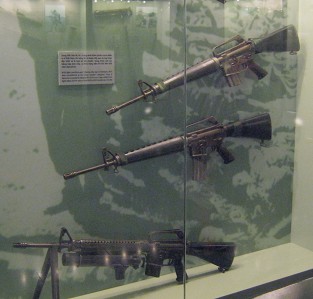 Vietnamkrieg: Drei Maschinengewehre
                              M16: Das leichte Maschinengewehr M16:
                              W�hrend des Vietnamkriegs galt das m16 als
                              die modernste Waffe. Deswegen wurde es zur
                              Standardbewaffnung f�r die
                              "US"-Truppen. Es war eine
                              leichte Legierung bei 650 bis 850
                              Umdrehungen pro Minute.