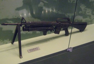 Vietnamkrieg:
                                    Maschinengewehr M16