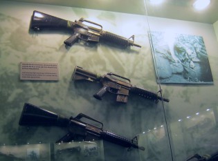 Vietnamkrieg: Drei
                              Colt-Maschinengewehre M18