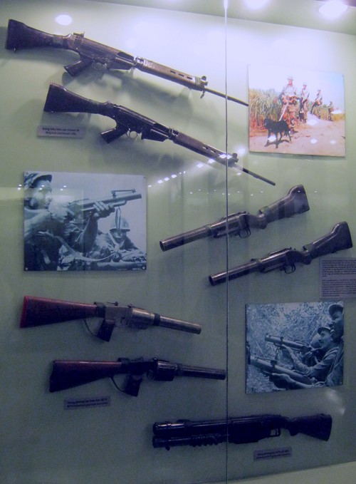 Vitrine mit Gewehren aus dem
Vietnamkrieg Vitrine mit Gewehren
aus dem Vietnamkrieg