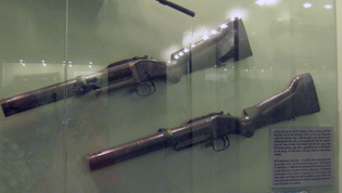 Vietnamkrieg:
                                Zwei Granatwerfer M79:
                                M79-Granatenwerfer: Die M79 feuert
                                hochexplosive Granaten bei
                                betr�chtlicher Genauigkeit. Die Haager
                                Konvention von 1899 hat strikte allen
                                Truppen verboten, Munition dieser Art
                                einzusetzen. Aber die Ingenieure der
                                "US"-Milit�rs haben
                                Forschungen angestellt, die
                                Dum-Dum-Patronen in M79-Kanister
                                umzuformen. Wenn diese runden Dinger den
                                K�rper eines Opfers ber�hren,
                                explodieren sie und zerreissen den
                                K�rper in St�cke.