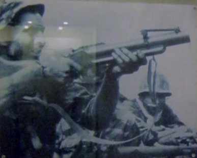 Vietnamkrieg: Ein Schütze mit einem
M79-Granatenwerfer Vietnamkrieg: Ein
Schütze mit einem M79-Granatenwerfer