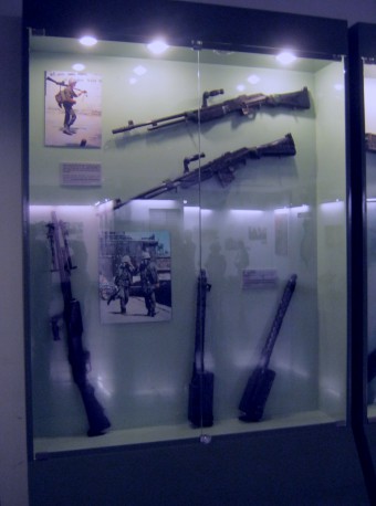 Vietnamkrieg: Vitrine mit Gewehren Vietnamkrieg: Vitrine mit Gewehren