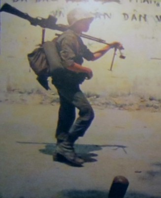 Vietnamkrieg: Ein Wanderer mit
einem Browning-Gewehr Vietnamkrieg:
Ein Wanderer mit einem Browning-Gewehr