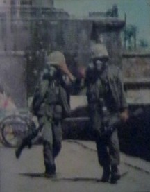 Vietnamkrieg: Bewaffnete Soldaten
spazieren mit Gasmasken Vietnamkrieg: Bewaffnete Soldaten
spazieren mit Gasmasken