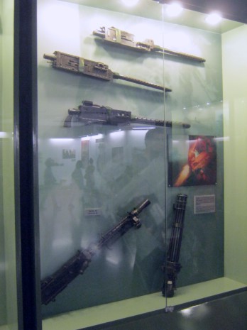 Vietnamkrieg: Vitrine mit
Gewehren Vietnamkrieg: Vitrine mit
Gewehren