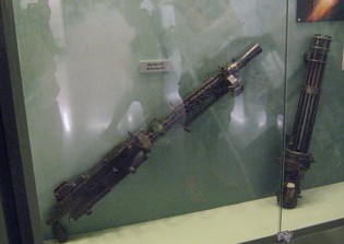 6-Barrel-schweres
Maschinengewehr:
6-Barrel-schweres
Maschinengewehr: Die Waffe
wurde elektrisch oder
hydraulisch betrieben, im
elektrischen Modus bei 4000
bis 6000 Umdrehungen pro
Minute. Sie wird oft in
fliegenden Einsätzen
eingesetzt, speziell in
Helikoptern, um mit einem
Eisernen Schuss-Vorhang
Infanterietruppen zu
unterstützen, damit feindliche
Flugzeuge nicht intervenieren
können. 6-Barrel-schweres
Maschinengewehr:
6-Barrel-schweres
Maschinengewehr: Die Waffe
wurde elektrisch oder
hydraulisch betrieben, im
elektrischen Modus bei 4000
bis 6000 Umdrehungen pro
Minute. Sie wird oft in
fliegenden Einsätzen
eingesetzt, speziell in
Helikoptern, um mit einem
Eisernen Schuss-Vorhang
Infanterietruppen zu
unterstützen, damit feindliche
Flugzeuge nicht intervenieren
können.