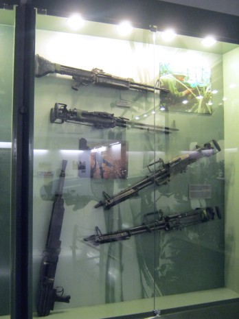 Vitrine mit Maschinengewehren M60
und BESA Vitrine mit
Maschinengewehren M60 und BESA