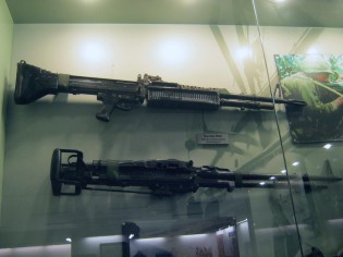 Vietnamkrieg: Zwei
                              Maschinengewehre M60