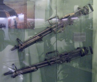 Vietnamkrieg: Zwei Maschinengewehre
                              M60: M60-Maschinengewehr f�r den
                              generellen Gebrauch: Das M60 ist das
                              Standard-Maschinengewehr f�r den
                              generellen Gebrauch, hergestellt f�r
                              Infanteristen mit einer Umdrehungsrate von
                              600 Umdrehungen pro Minute. Versionen mit
                              mehr Umdrehungen sind ebenfalls erh�ltlich
                              f�r den Gebrauch auf Feldwagen mit
                              Tuchdach, oder auf bewaffneten Fahrzeugen
                              und vom Helikopter aus.