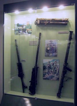 Vietnamkrieg: Vitrine mit
Maschinengewehren und Bazooka Vietnamkrieg: Vitrine mit
Maschinengewehren und Bazooka