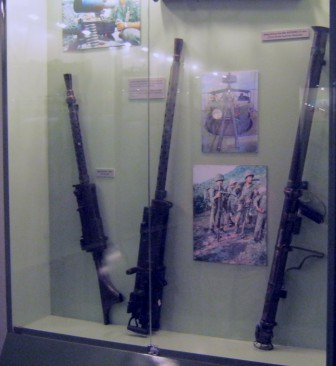 Gewehr M1919-A6, schweres
                              Maschinengewehr 12,7mm und Bazooka 57mm