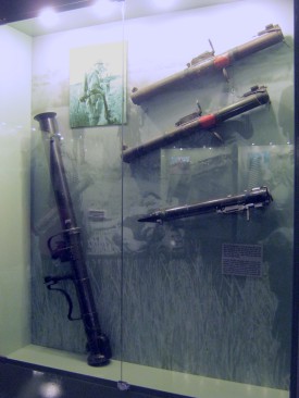 Vietnamkrieg: Vitrine mit drei
Raketenwerfern (Bazookas) M72 und 1
Raketenwerfer 90mm Vietnamkrieg:
Vitrine mit drei Raketenwerfern (Bazookas)
M72 und 1 Raketenwerfer 90mm