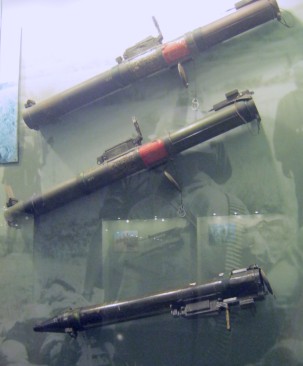 Vietnamkrieg: Drei Bazookas
(Raketenwerfer) M72: Frei beweglicher
Anti-Panzer-Raketenwerfer (Bazooka) M72:
Die Bazooka M72 ist ein autonomer
Anti-Panzer-Raketenwerfer und besteht aus
einer Rakete in einer Teleskopröhre mit
einer Abschussvorrichtung. Diese Röhre
dient als wasserdichter Container, wo auch
der Abschussmechanismus untergebracht ist.
Die 66mm HEAT (hochexplosive
Anti-Panzer-Rakete - High Explosive
Anti-Tank HEAT), die mit dieser Bazooka
abgeschossen wird, kann eine Panzerplatte
von bis zu 26mm durchschlagen. Vietnamkrieg: Drei Bazookas
(Raketenwerfer) M72: Frei beweglicher
Anti-Panzer-Raketenwerfer (Bazooka) M72:
Die Bazooka M72 ist ein autonomer
Anti-Panzer-Raketenwerfer und besteht aus
einer Rakete in einer Teleskopröhre mit
einer Abschussvorrichtung. Diese Röhre
dient als wasserdichter Container, wo auch
der Abschussmechanismus untergebracht ist.
Die 66mm HEAT (hochexplosive
Anti-Panzer-Rakete - High Explosive
Anti-Tank HEAT), die mit dieser Bazooka
abgeschossen wird, kann eine Panzerplatte
von bis zu 26mm durchschlagen.