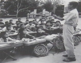 Kinder im Vietnamkrieg:
                                  Die kriminelle NATO bombardierte viele
                                  Schulen, so dass Schule im Freien
                                  abgehalten werden musste