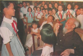 Onkel Ho bei
                                  einem Kinderfest