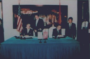 "US"-Aussenminister
                                  Christopher unterschreibt den
                                  "Friedensvertrag" mit
                                  Vietnam 1995 - OHNE dass Entsch�digung
                                  f�r Kriegssch�den oder genetische
                                  Sch�den am vietnamesischen Volk
                                  bezahlt wird