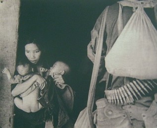 Vietnamkrieg: Die kriminelle
                                    NATO jagt auch Frauen und Babys